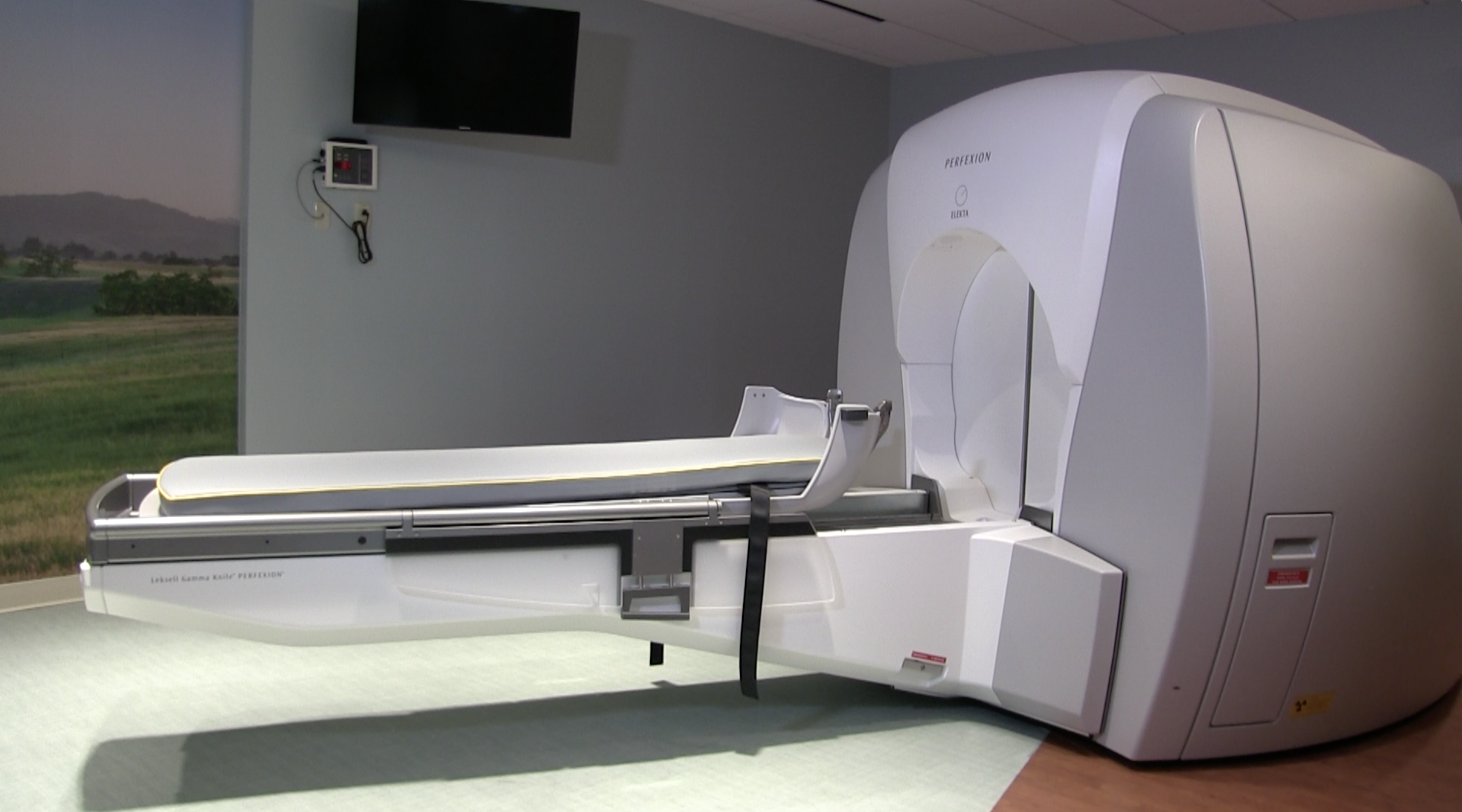 伽玛刀放射治疗已成为首选的脑瘤患者的放射治疗选择等设施的西北医学癌症中心,如图所示