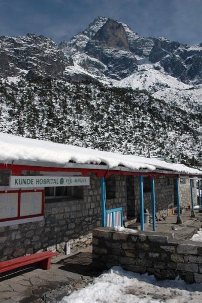在尼泊尔Kunde医院位于海拔3840米,埃德蒙·希拉里爵士于1966年成立。