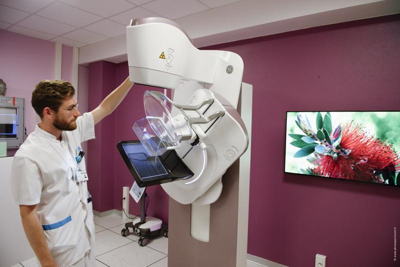 GE Senographe Pristina乳房x光检查系统在法国Villejuif的Gustav Roussy癌症中心一站式诊所使用。