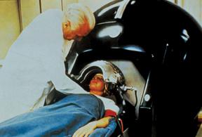 1968年，Lars Leksell和他的伽玛刀放射治疗系统