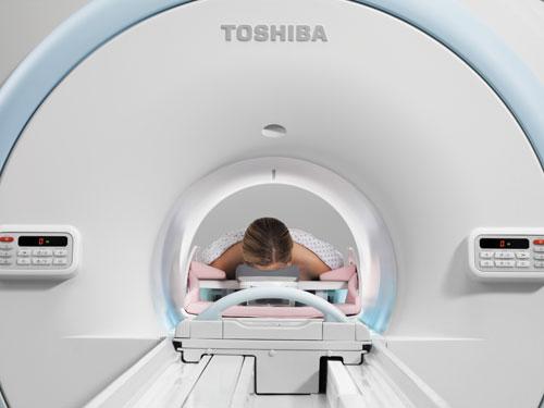 东芝Titan 3T MRI系统使用MRI乳房线圈。