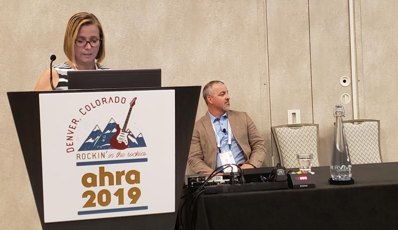 Ali Westervelt在2019年美国AHRA上发表了支持FFR-CT作为冠状动脉疾病中等风险患者的无创心脏检查的价值的信息。她的搭档Curt Bush在现场观看。Greg Freiherr摄