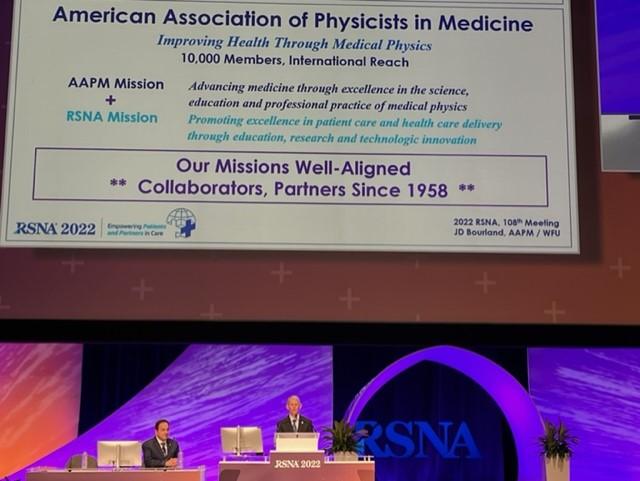 在RSNA 2022年的第一次全体会议上，RSNA主席Bruce Haffty博士和AAPM主席JD Bourland发表了讲话，分享了该协会与RSNA长期合作的重要性。