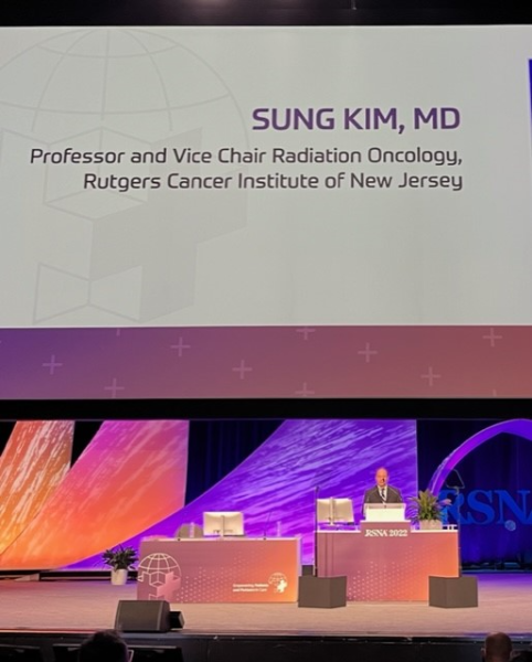 RSNA主席的长期同事，新泽西罗格斯癌症研究所的Sung Kim医学博士，在11月27日的全体会议上介绍了Bruce Haffty医学博士，医学硕士，表彰他在放射学方面的杰出贡献。