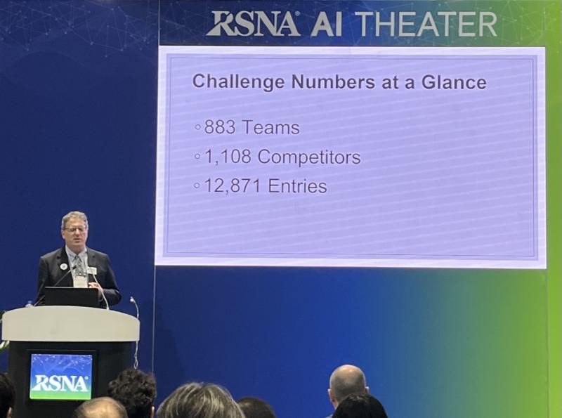 挤满了人的AI剧院观看并等待RSNA 2022人工智能挑战赛的决赛选手揭晓。