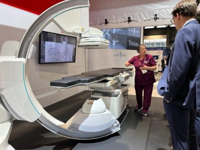 来自岛津的放射技术人员在RSNA 2022上演示了该公司的Trinias血管造影系统。