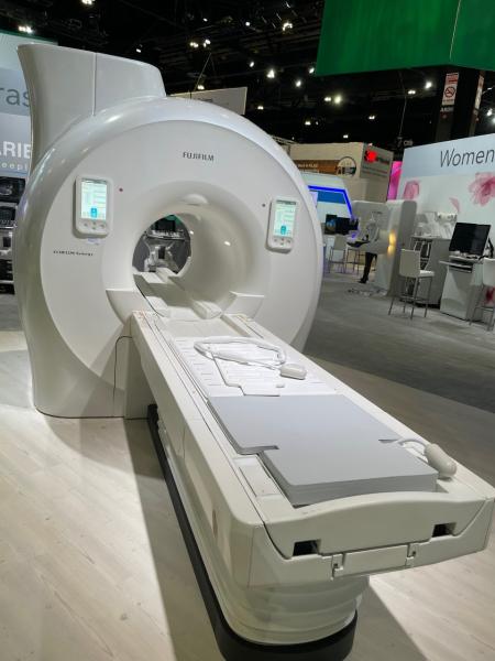 富士的ECHELON协同系统是其下一代MRI系列的一部分。它具有智能单点触摸龙门控制，并具有人工智能驱动的重建。