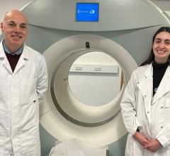安迪·萨瑟兰教授和阿德里亚娜·塔瓦雷斯博士在爱丁堡QMRI的病人扫描仪前