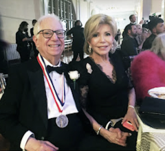 医学博士罗伯特·巴德和他的妻子洛雷托在纽约参加35周年纪念埃利斯岛荣誉勋章。图片由巴德博士提供