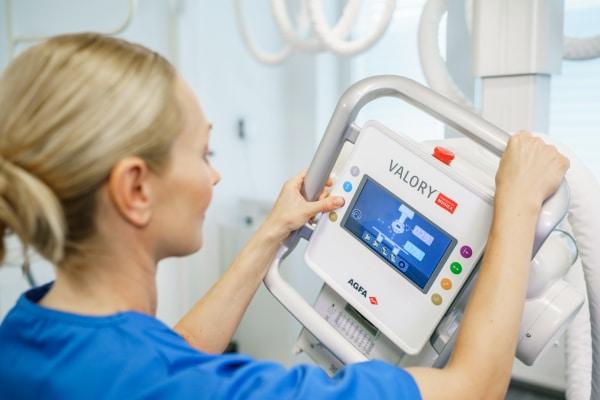 在RSNA 2021上，爱克发推出了新的VALORY数字放射摄影(DR)室。VALORY提供了一个简单的设计，功能远远超出了“基本”，为任何医院带来可靠性，生产力和“第一次正确”的成像。