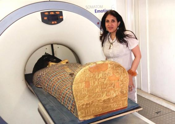 萨哈尔·萨利姆博士将木乃伊放入CT扫描仪中