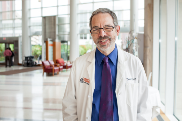 UVA癌症中心的大卫·希夫,医学博士共同主持一个一流的小组开发重要的治疗脑转移新准则——癌症已经扩散到大脑。图片由UVA的健康