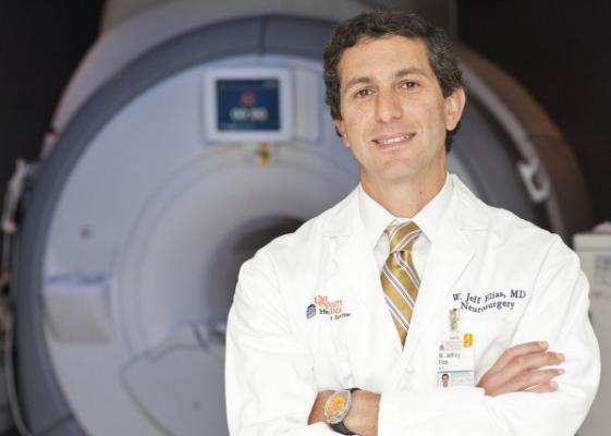医学博士Jeff Elias是UVA健康中心的神经外科医生，也是聚焦超声领域的先驱。