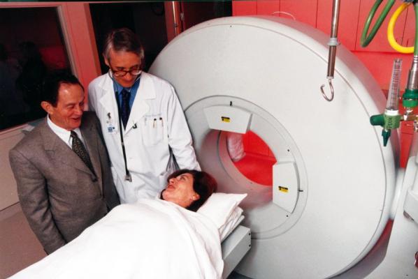 领导的研究小组UTHealth休斯顿的k·兰斯·古尔德,医学博士(中)使用PET成像技术(如上所示)来映射冠状心脏病患者血流量及其结果。(图片由UTHealth休斯顿)