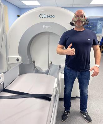 Derry Crighton是上周在英国谢菲尔德国家立体定向放射手术中心接受Leksell伽马刀立体定向放射手术(SRS)系统新型Elekta Esprit治疗的首批患者之一