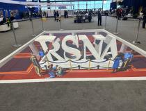 RSNA 2022与会者要做的一件事是在芝加哥画家、壁画家和美术家Nate Baranowski的3d壁画上停留，放射科医生借此机会合影留念，纪念他们的年会经历。