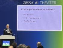 挤满了人的AI剧院观看并等待RSNA 2022人工智能挑战赛的决赛选手揭晓。